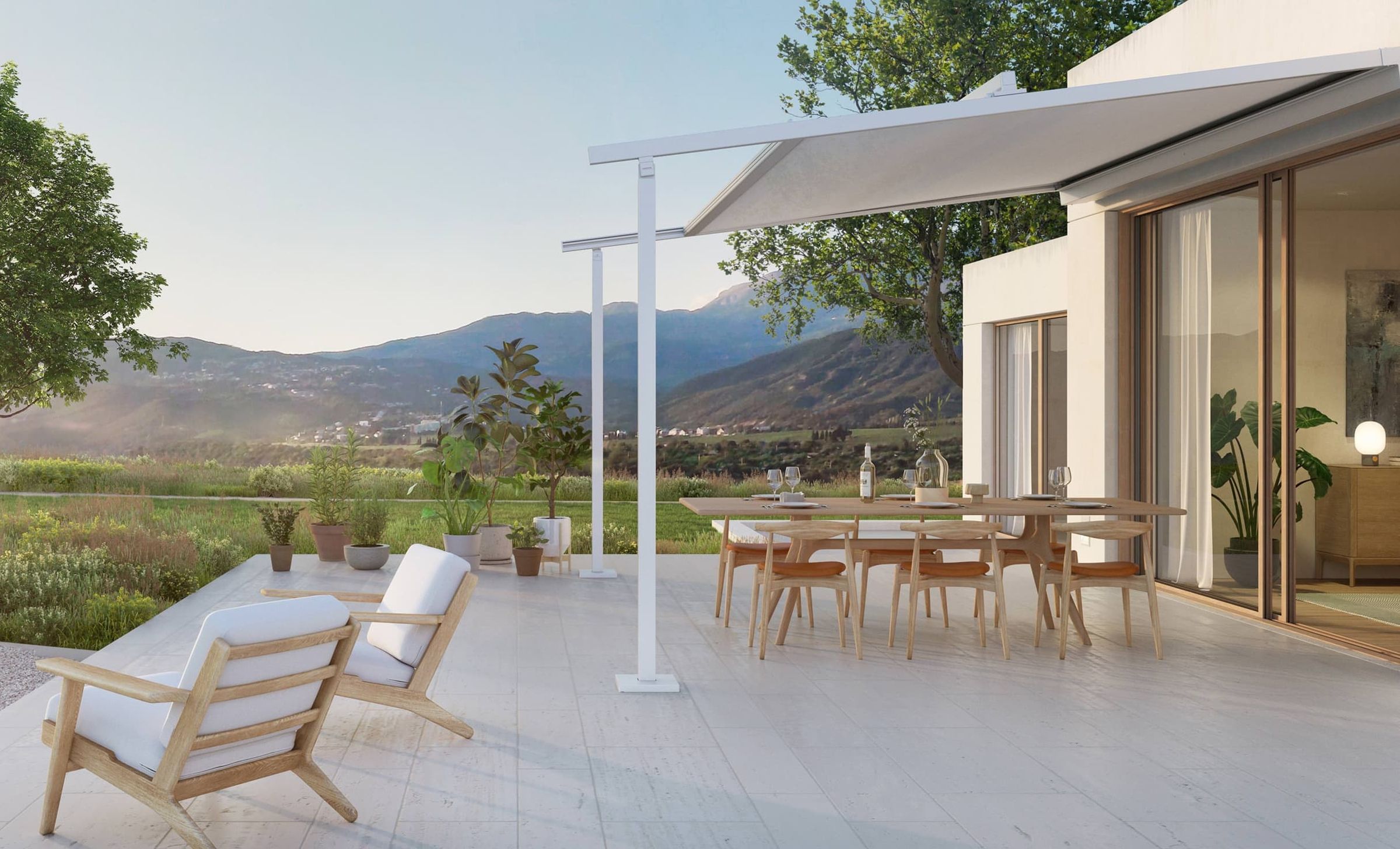 Moderne Pergola-Markise über einem Esstisch auf einer Terrasse mit weitem Blick auf Berge.