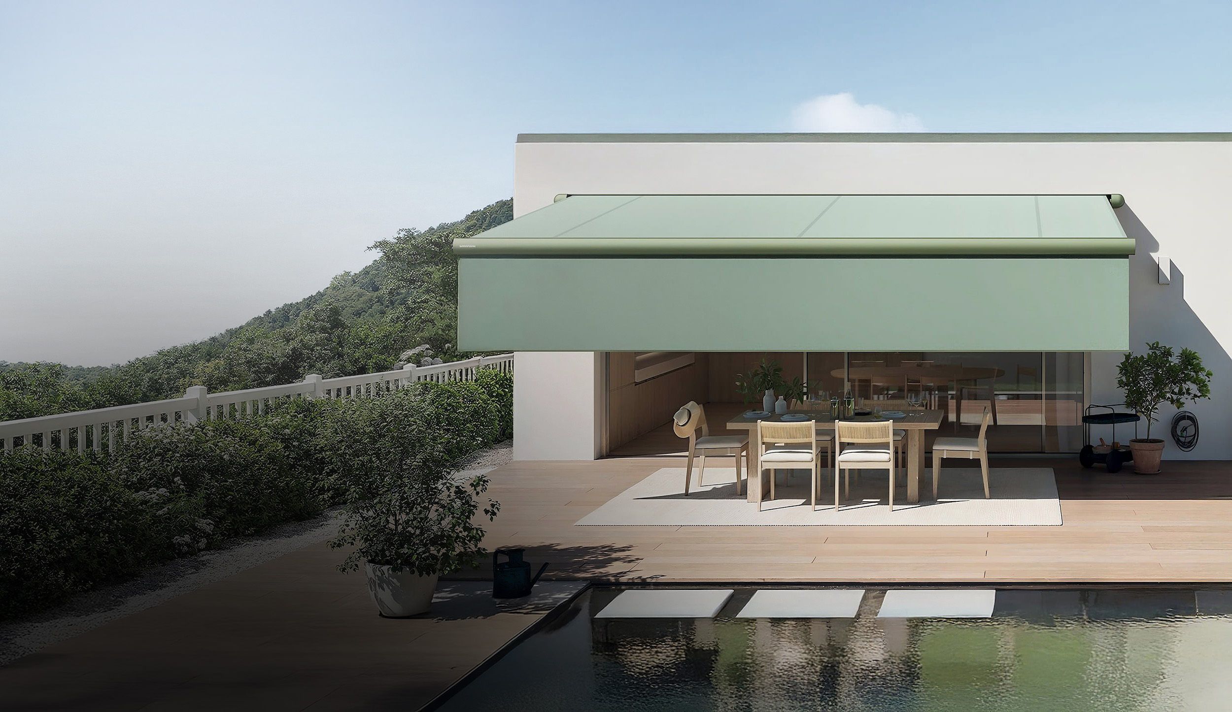 Moderne Terrasse mit Pool, hellem Esstisch und einer großen, hellgrünen Markise vor einer minimalistischen weißen Wand.